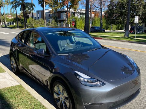 Used 2021 Tesla Model Y Long Range image 1