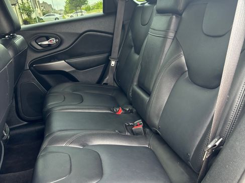 Used 2019 Jeep Cherokee Latitude w/ Popular Appearance Group image 12