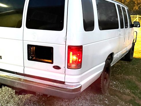 Used 2002 Ford E-350 and Econoline 350 Club Wagon image 4