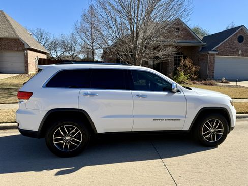 Used 2018 Jeep Grand Cherokee Limited w/ Luxury Group II image 2