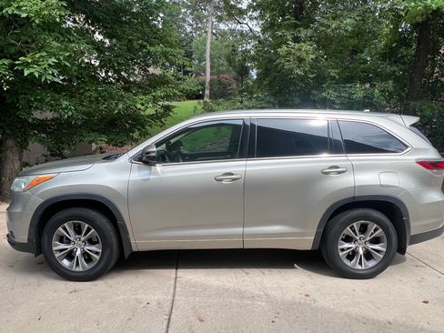 Used 2014 Toyota Highlander XLE AWD/4WD image 2