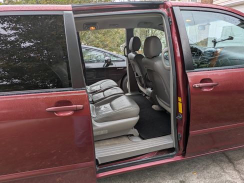 Used 2007 Toyota Sienna XLE image 19