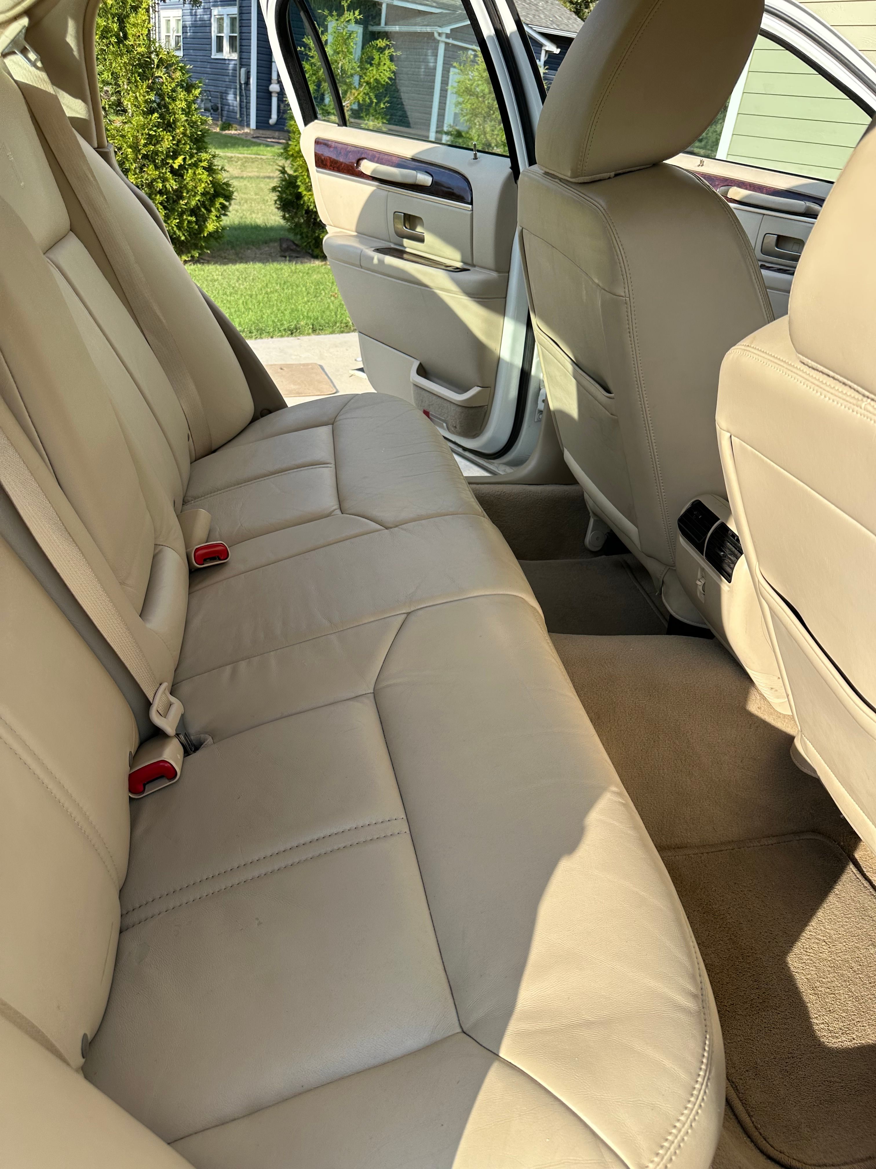 Used 2011 Lincoln Town Car Signature Limited RWD image 21