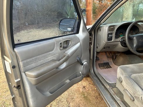 Used 2001 Chevrolet S10 Pickup LS w/ Preferred Equipment Group image 17