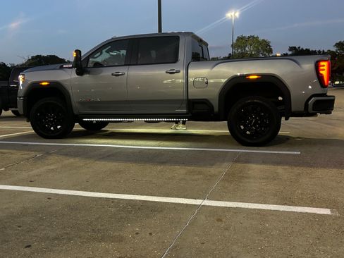 Used 2025 GMC Sierra 2500 AT4 w/ AT4 Premium Plus Package AWD/4WD image 3
