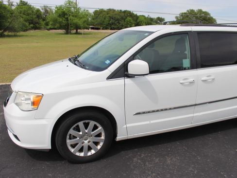 Used 2016 Chrysler Town & Country Touring FWD image 27