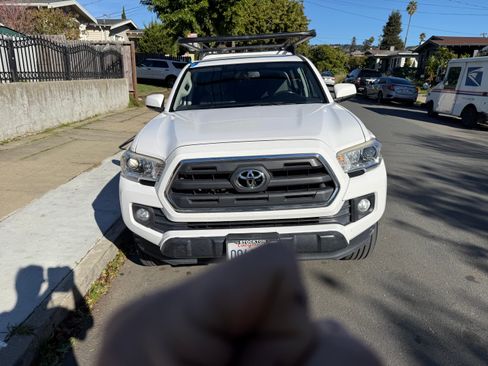 Used 2017 Toyota Tacoma SR5 image 1