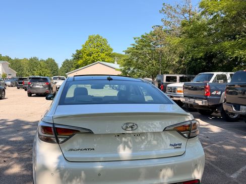 Used 2016 Hyundai Sonata Limited w/ Option Group 02 FWD image 6