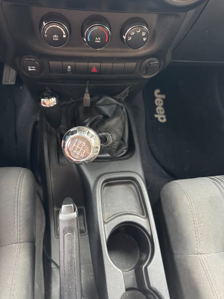 Used 2012 Jeep Wrangler Sport w/ Connectivity Group AWD/4WD image 4