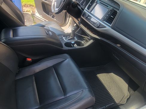 Used 2017 Toyota Highlander XLE AWD/4WD image 6