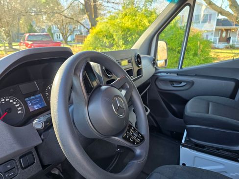 Used 2022 Mercedes-Benz Sprinter 2500 image 12