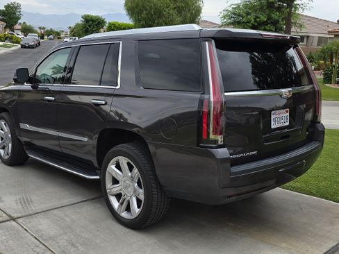 Used 2016 Cadillac Escalade Luxury image 2