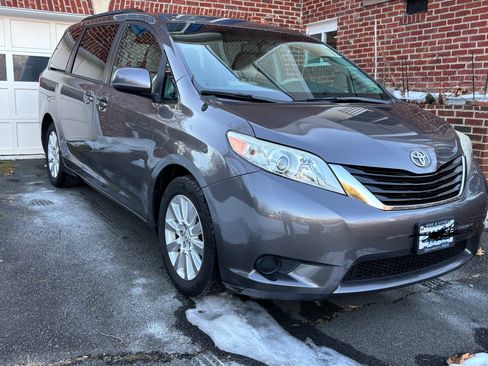 Used 2014 Toyota Sienna LE image 1