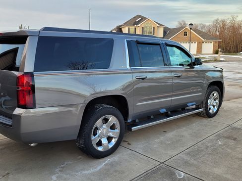Used 2017 Chevrolet Suburban LT w/ LT Signature Package image 8