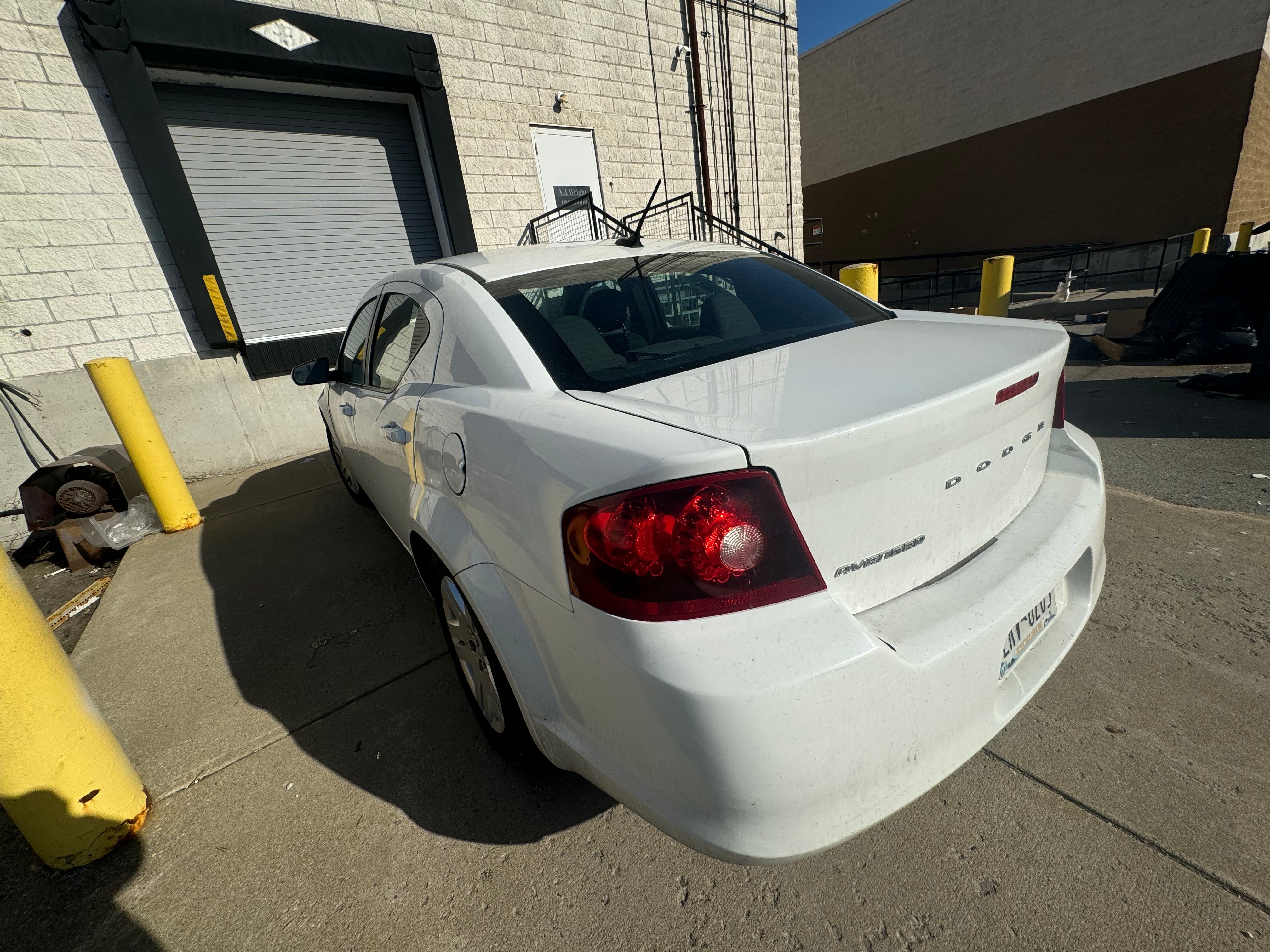 Used 2012 Dodge Avenger SE FWD image 4
