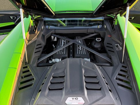 Used 2021 Lamborghini Huracan EVO image 13