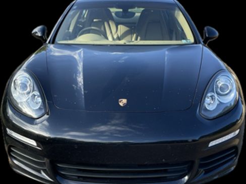 Used 2016 Porsche Panamera image 2