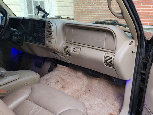 Used 1998 Chevrolet Tahoe 4WD 2-Door w/ Preferred Equipment Group 2 image 4