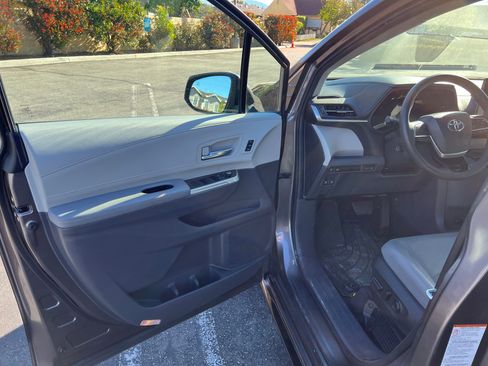 Used 2023 Toyota Sienna Limited image 10