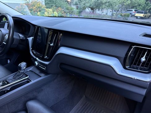 Used 2019 Volvo XC60 T5 Momentum w/ Premium Package AWD/4WD image 9