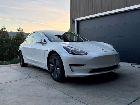 Used 2019 Tesla Model 3 Standard Range Plus image 5
