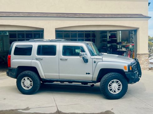 Used 2010 HUMMER H3 Luxury w/ Appearance Package image 2