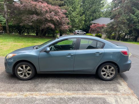 Used 2011 MAZDA MAZDA3 i Touring FWD image 2
