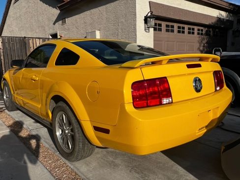 Used 2005 Ford Mustang Coupe RWD image 2