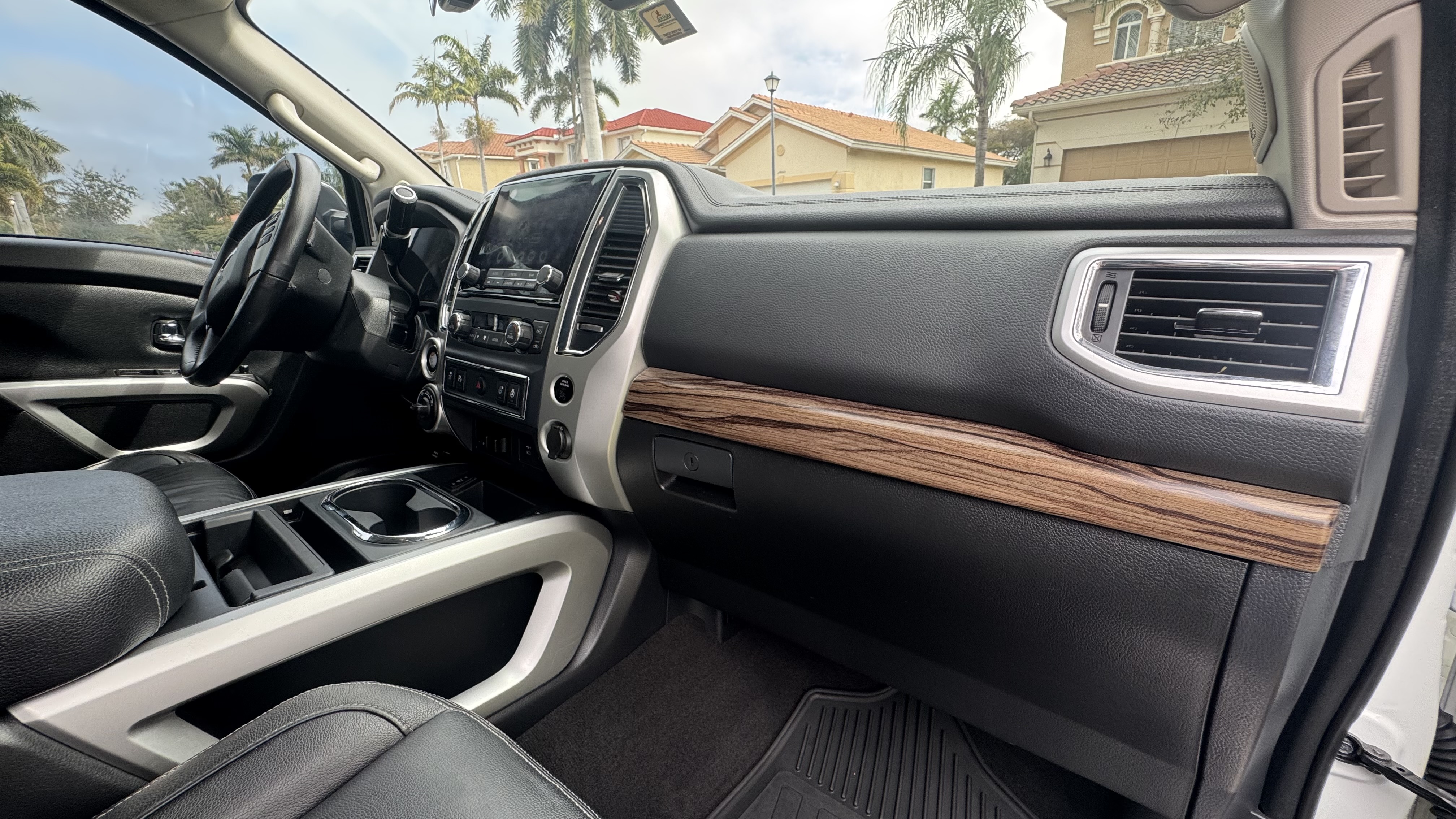 Used 2020 Nissan Titan SL w/ Moonroof Package AWD/4WD image 11