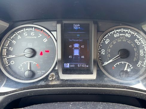 Used 2016 Toyota Tacoma TRD Off-Road AWD/4WD image 10