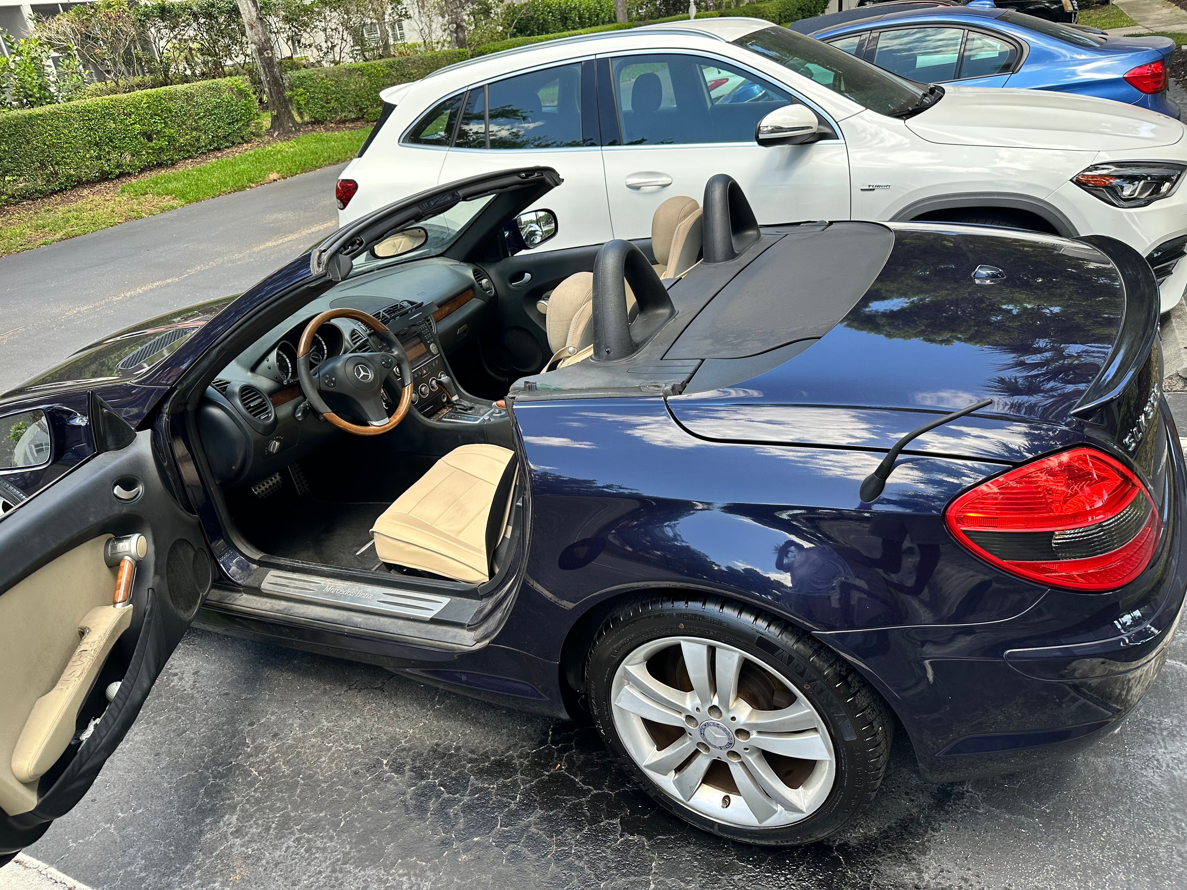 Used 2011 Mercedes-Benz SLK 300 image 4