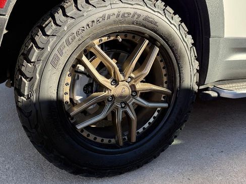 Used 2023 Land Rover Defender 110 S image 8