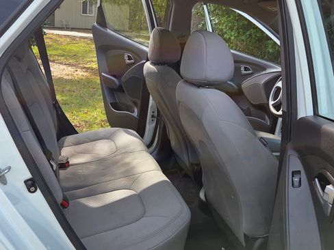 Used 2011 Hyundai Tucson GL image 9