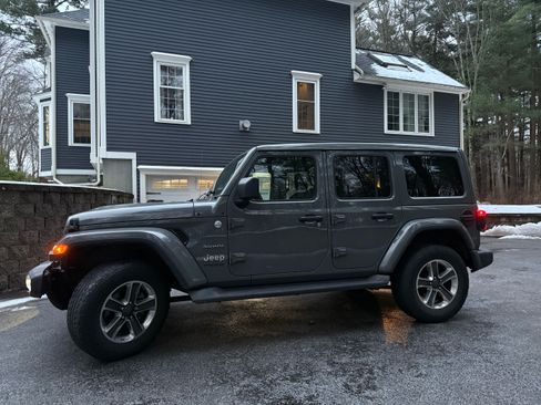 Used 2021 Jeep Wrangler Unlimited Sahara image 2