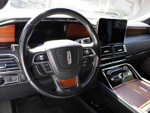 Used 2020 Lincoln Navigator Reserve image 13