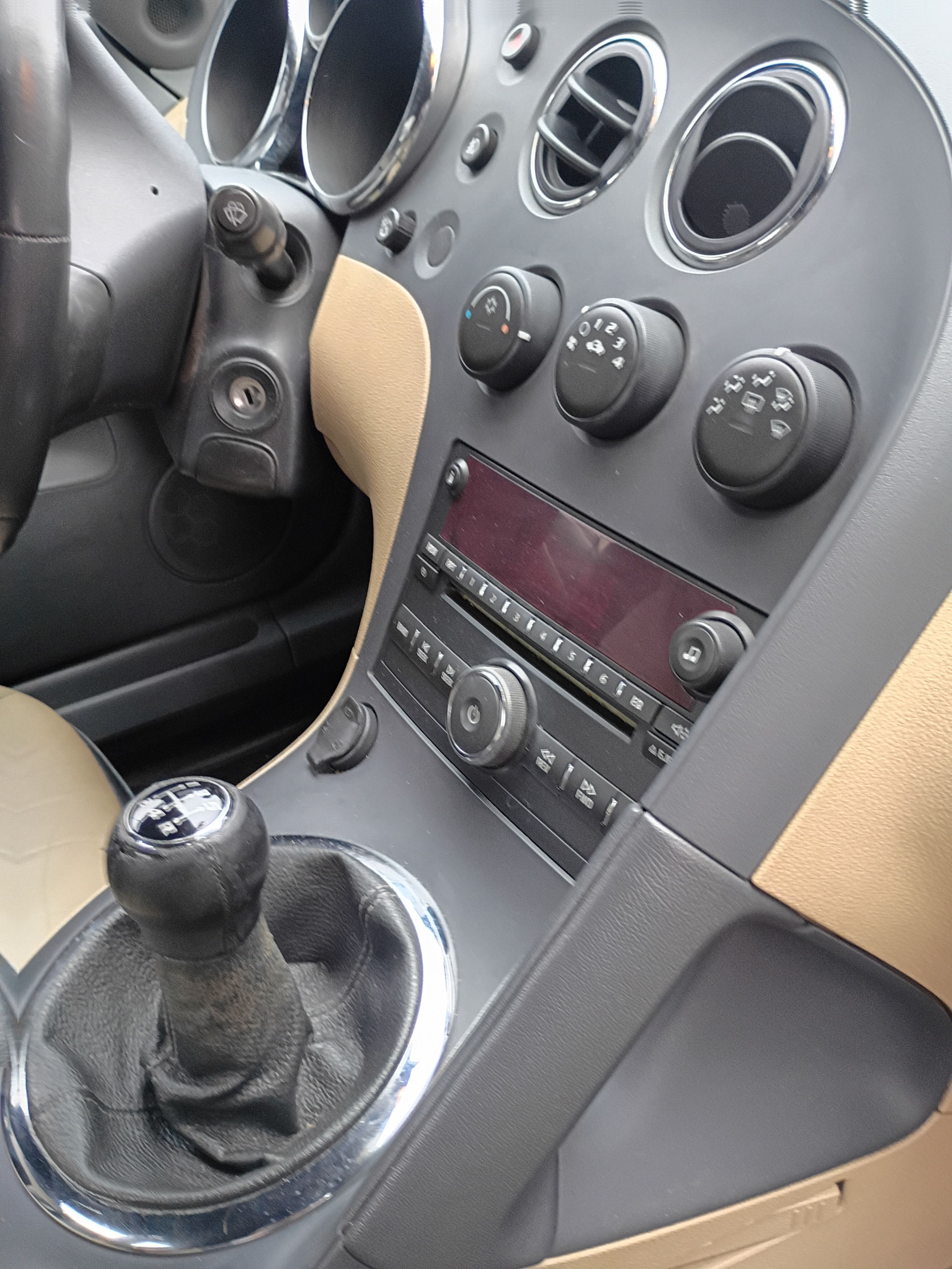 Used 2006 Pontiac Solstice Convertible w/ Premium Package RWD image 6