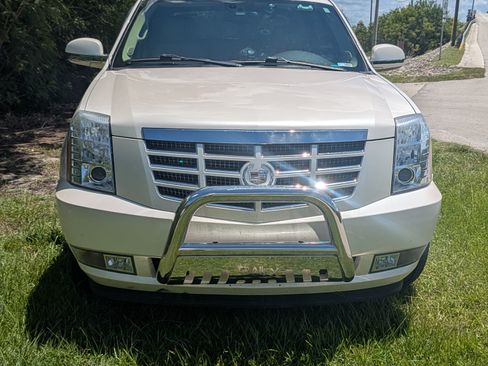 Used 2009 Cadillac Escalade EXT AWD/4WD image 2