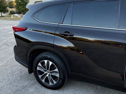 Used 2020 Toyota Highlander XLE FWD image 2