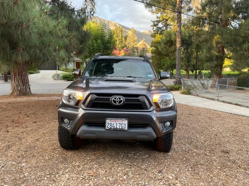 Used 2012 Toyota Tacoma PreRunner w/ TRD Sport Pkg RWD image 2