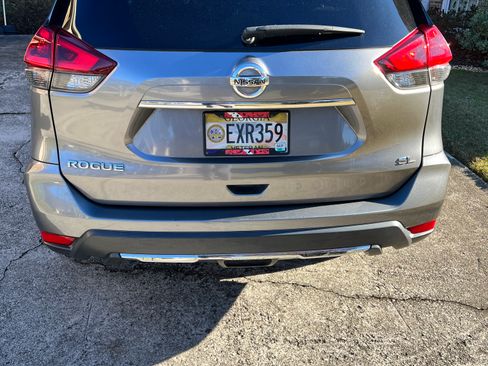 Used 2018 Nissan Rogue SL image 2