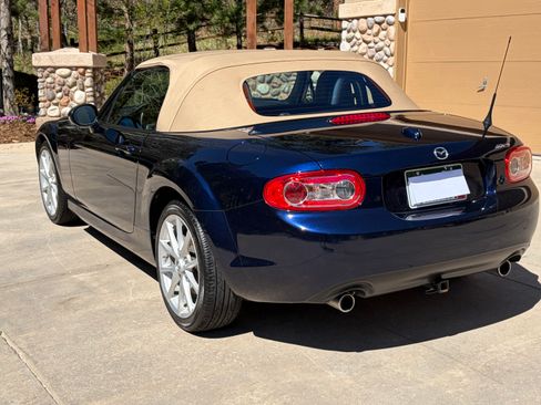 Used 2011 MAZDA MX-5 Miata Grand Touring w/ Premium Pkg RWD image 10