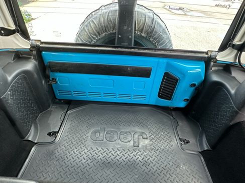 Used 2018 Jeep Wrangler Unlimited Sport w/ Connectivity Group image 12