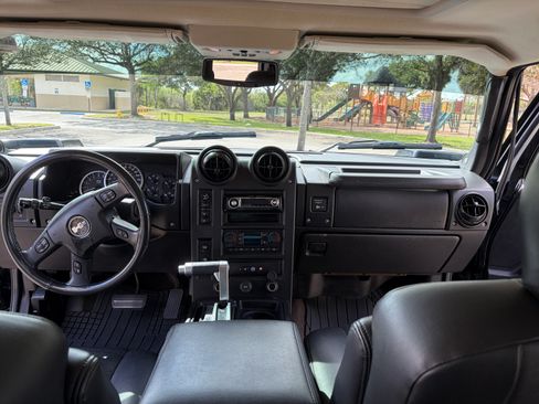 Used 2005 HUMMER H2 SUT Sport Utility Pickup 4D w/ Preferred Equipment Group image 18