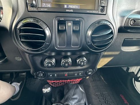 Used 2017 Jeep Wrangler Rubicon AWD/4WD image 6