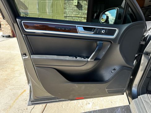 Used 2016 Volkswagen Touareg Sport image 14