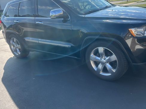 Used 2013 Jeep Grand Cherokee Overland AWD/4WD image 4