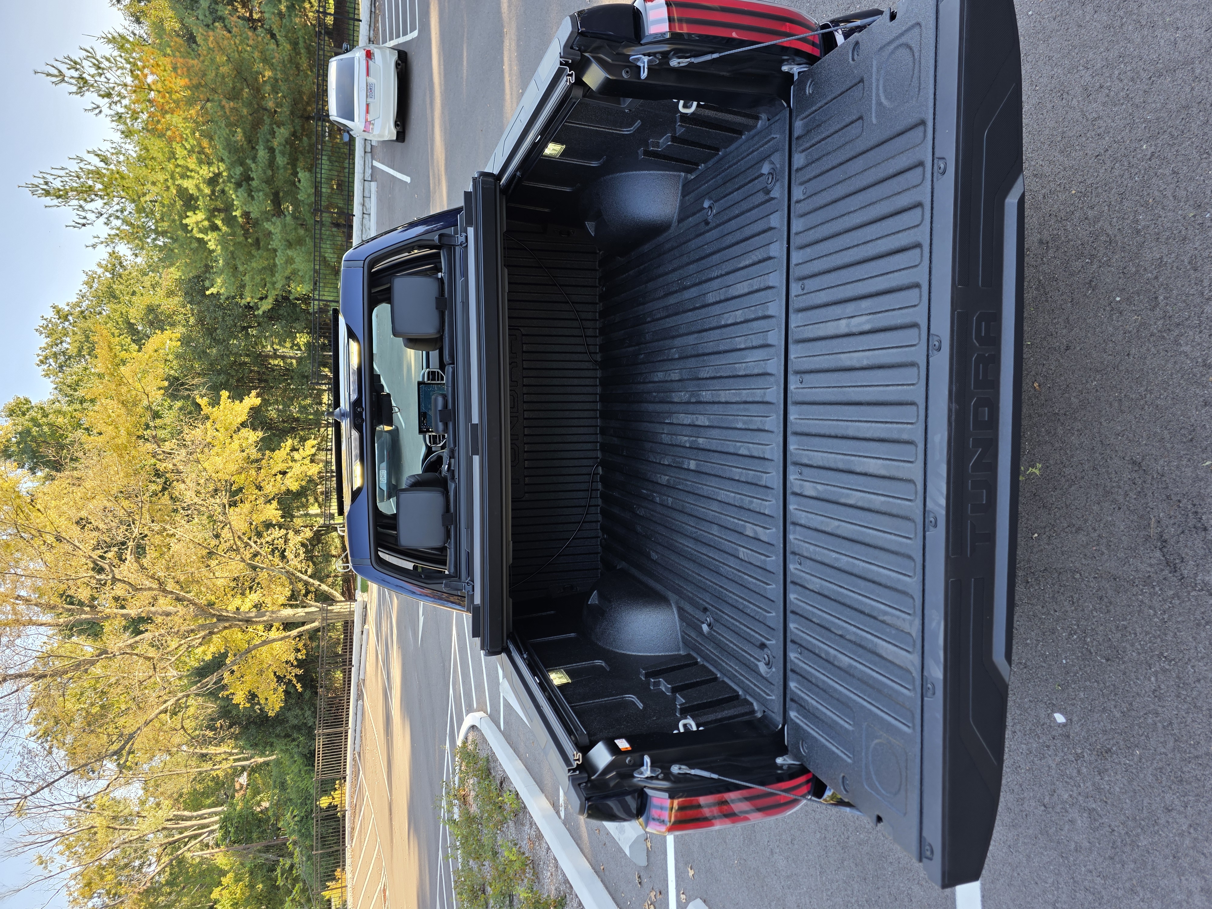 Used 2025 Toyota Tundra Limited AWD/4WD image 32