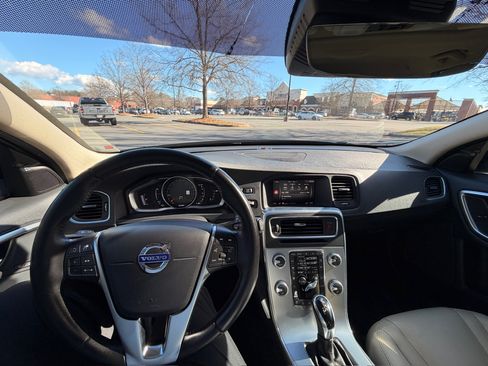 Used 2017 Volvo V60 T5 Platinum image 10