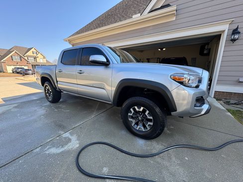 Used 2023 Toyota Tacoma TRD Off-Road image 9