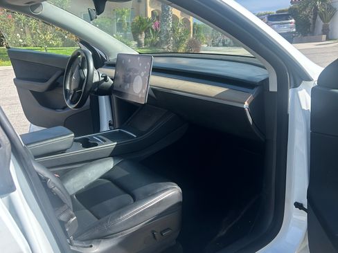 Used 2022 Tesla Model Y Performance image 10